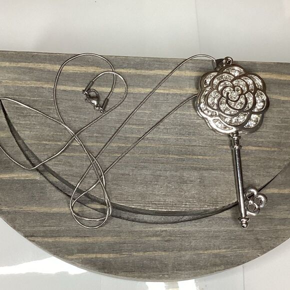 - 🗝️Sparkly Floral Key Pendant Sweater Chain🗝️ - Picture 6 of 17